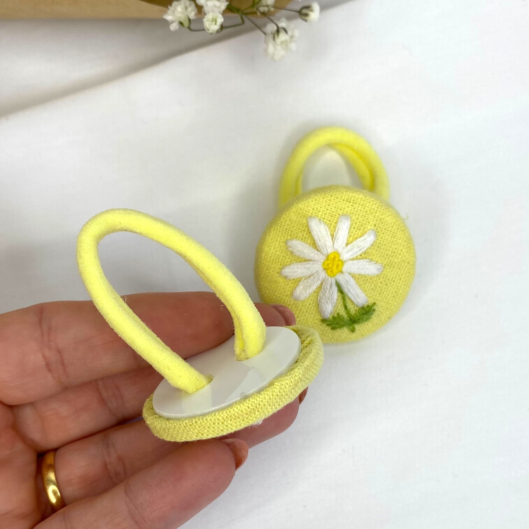 Coppia di Elastici a Bottone Ricamati Margherita