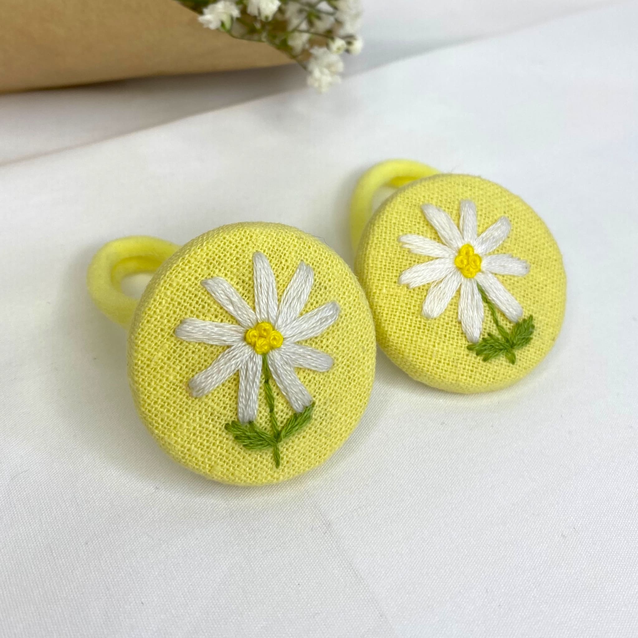 Coppia di Elastici a Bottone Ricamati Margherita